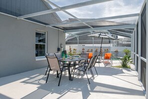 Outdoor dining - Lakefront Family Escape with Pool | Near Disney (Davenport)