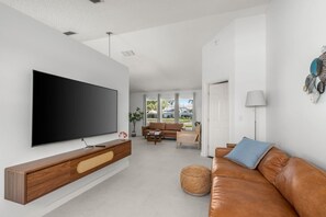 TV - Lakefront Family Escape with Pool | Near Disney (Davenport)