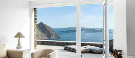 Honeymoon Villa with Hot Tub & Caldera View | Living area