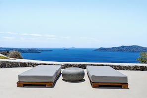 Infinity Villa with Caldera View | Hiên