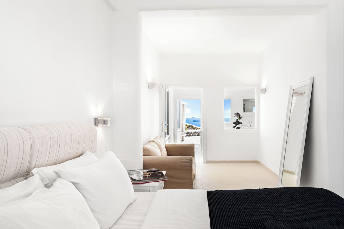 Infinity Villa with Caldera View | 客房内保险箱、遮光窗帘、隔音、熨斗/熨衣板