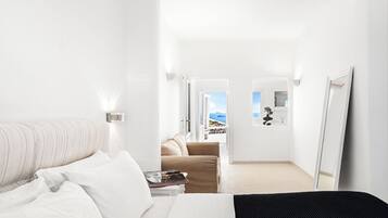 Infinity Villa with Caldera View | Safe på rommet, blendingsgardiner, lydisolert og strykejern/-brett