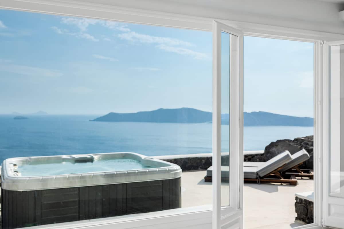 Honeymoon Villa with Hot Tub & Caldera View | 露台
