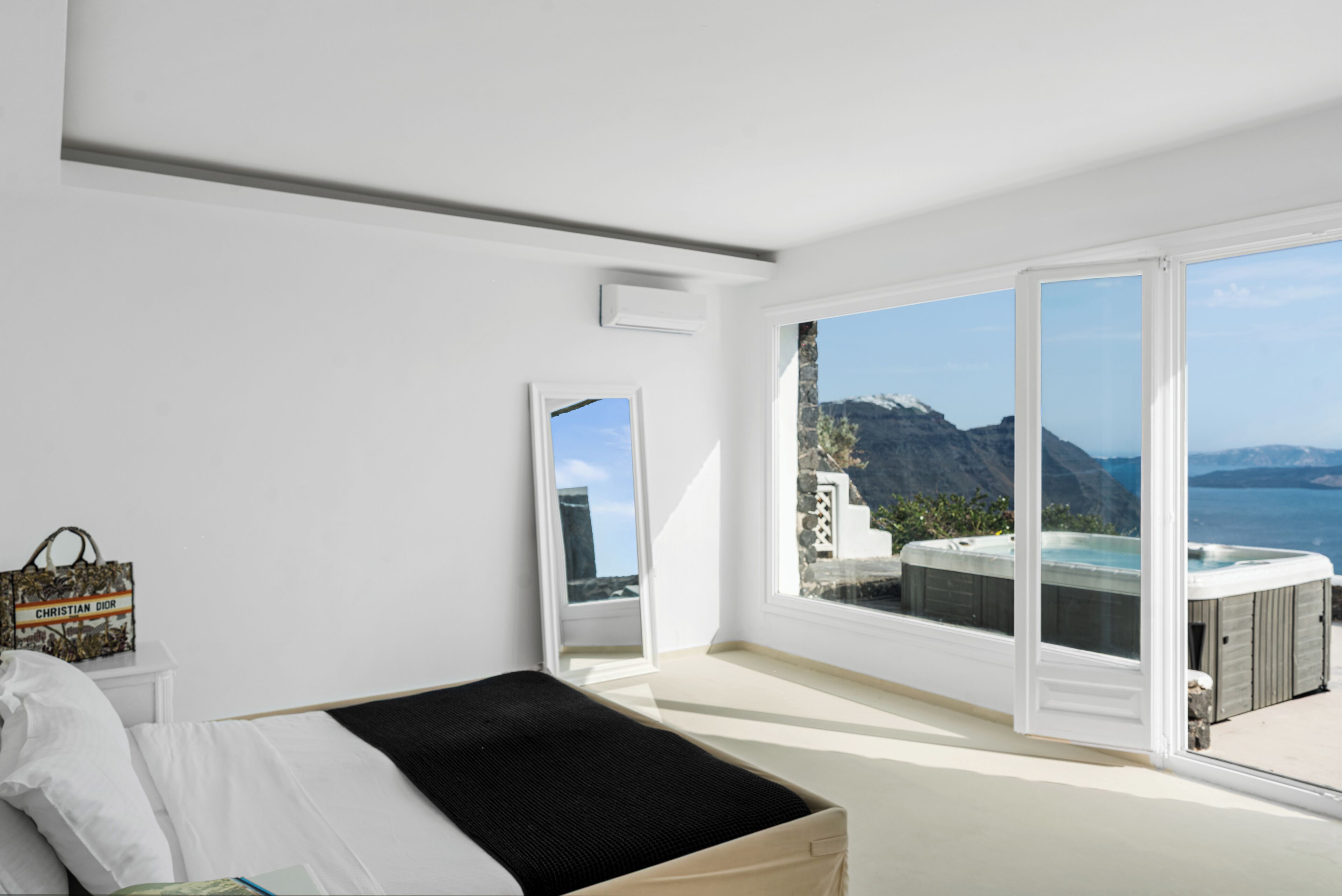 Honeymoon Villa with Hot Tub & Caldera View | Safe på rommet, blendingsgardiner, lydisolert og strykejern/-brett
