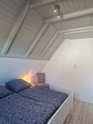 2 bedrooms, travel crib, free WiFi