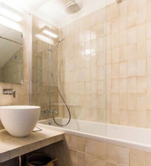 Shower, towels, shampoo, toilet paper - Beach 1Min | Sea View| 2BR| A/C| by Tilo (Genoa)