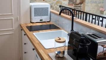 Romantic Suite, Balcony, Courtyard View | Private kitchen