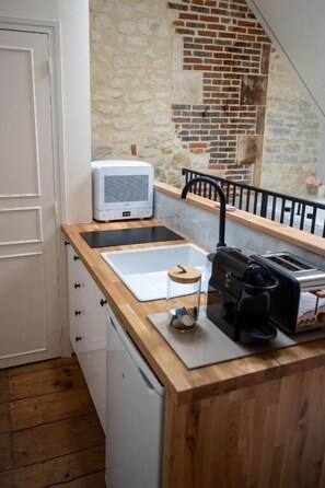 Romanttinen sviitti, parveke, näköala pihalle | Yksityinen keittiö