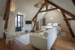 Romanttinen sviitti, parveke, näköala pihalle