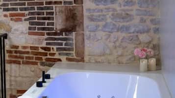 Romantic Suite, Balcony, Courtyard View | Bathroom