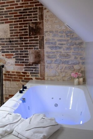 Romanttinen sviitti, parveke, näköala pihalle | Kylpyhuone