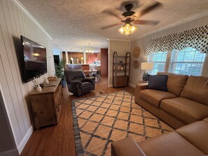 Living area - Fish Camp Getaway-Axl's Redneck Riviera (Townsend)