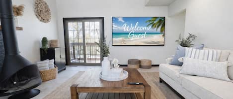 Smart TV, chimenea y videojuegos