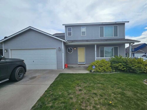 Spacious Family Home w Garage  Gladys Retreat
