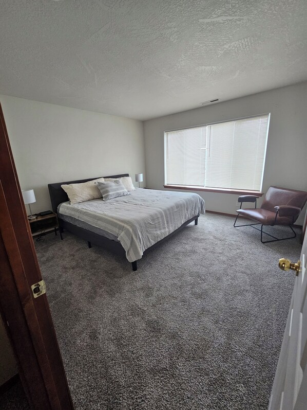4 bedrooms, iron/ironing board, WiFi, bed sheets