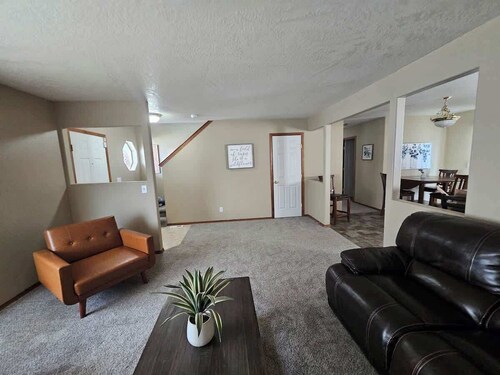 Spacious Family Home w Garage  Gladys Retreat