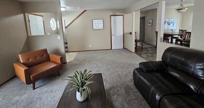 Spacious Family Home w Garage Gladys Retreat