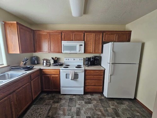 Spacious Family Home w Garage  Gladys Retreat