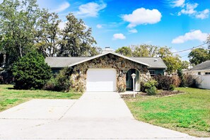 Exterior - Relaxing & inviting pool house (Spring Hill)
