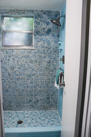 Hair dryer, towels, soap, toilet paper - Relaxing & inviting pool house (Spring Hill)