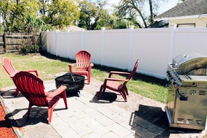 Property grounds - Relaxing & inviting pool house (Spring Hill)
