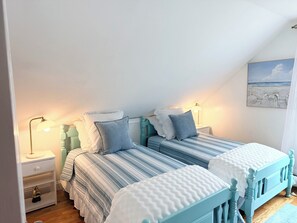 3 bedrooms, iron/ironing board, free WiFi, bed sheets - Fabulous Location! Minutes to Beaches, Main St., Ferry + bikes/ 3 Night Min June (Barnstable)