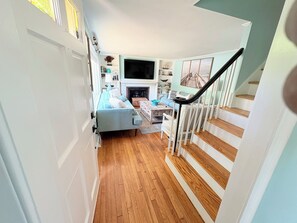 Smart TV, books - Fabulous Location! Minutes to Beaches, Main St., Ferry + bikes/ 3 Night Min June (Barnstable)
