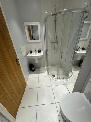 Douche, sèche-cheveux, serviettes fournies