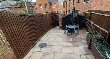 Earls Barton House Sleeps 4 With Patio and Garden