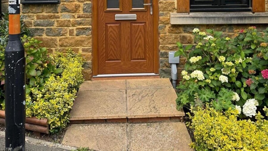 Earls Barton House Sleeps 4 With Patio and Garden