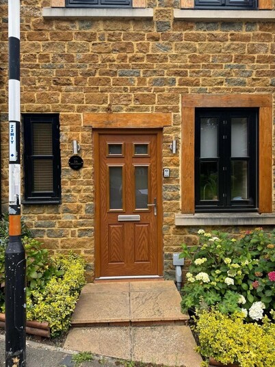 Earls Barton House Sleeps 4 With Patio and Garden