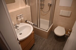 Dusche, Haartrockner, Handtücher, Seife