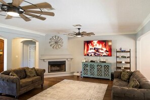 Living area - Spacious 4-bedroom estate in beautiful Spring Branch with AC and gym (Spring Branch)