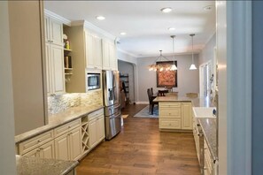 Private kitchen - Spacious 4-bedroom estate in beautiful Spring Branch with AC and gym (Spring Branch)