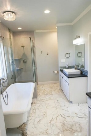 Secadora de cabello, toallas, jabón, papel de baño 