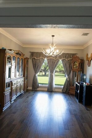 Interior - Spacious 4-bedroom estate in beautiful Spring Branch with AC and gym (Spring Branch)