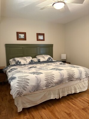 2 bedrooms, WiFi, bed sheets - Garden level suite in sunny Osoyoos. Minutes from beaches, parks and golf! (Osoyoos)