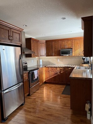 Private kitchen - Garden level suite in sunny Osoyoos. Minutes from beaches, parks and golf! (Osoyoos)