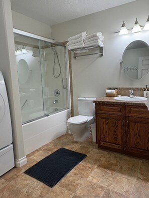 Hair dryer, towels, soap, toilet paper - Garden level suite in sunny Osoyoos. Minutes from beaches, parks and golf! (Osoyoos)