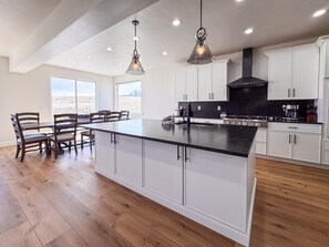Fridge, microwave, oven, stovetop - The Perfect Retreat (Garden City)