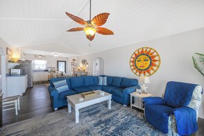 Smart TV, fireplace - Oceanfront, pet friendly, fenced yard (Oak Island)