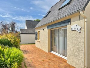 A building with a sign 'TY CAP-COZ' and a tiled patio area. - Seaside house - 500m from Cap Coz beach - Fouesnant (Fouesnant)