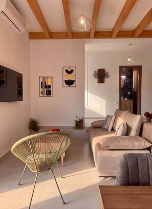 Smart TV - Klima Breeze – 2BR · Private Pool, Terrace & Views (Τοπική Κοινότητα Κλήματος)
