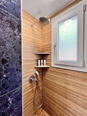 Shower, hair dryer, towels, soap - Klima Breeze – 2BR · Private Pool, Terrace & Views (Τοπική Κοινότητα Κλήματος)