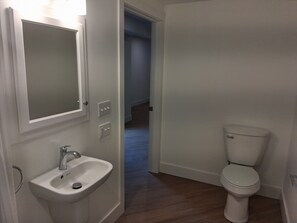 Bathroom - Centrally-located ground floor 1-bedroom apartment in Altoona (Altoona)