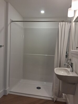 Bathroom - Centrally-located ground floor 1-bedroom apartment in Altoona (Altoona)