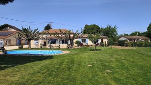 A residential area with a swimming pool, houses, and a clear sky. - Country house (Saint-Sylvestre-sur-Lot)