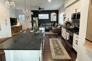 Private kitchen - Furnished Townhome with Sauna, Cold Plunge, and Hot tub. Short-term available (St. Petersburg)