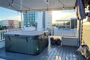 Terrace/patio - Furnished Townhome with Sauna, Cold Plunge, and Hot tub. Short-term available (St. Petersburg)