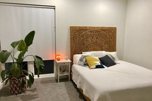 3 bedrooms, iron/ironing board, WiFi, bed sheets - Furnished Townhome with Sauna, Cold Plunge, and Hot tub. Short-term available (St. Petersburg)